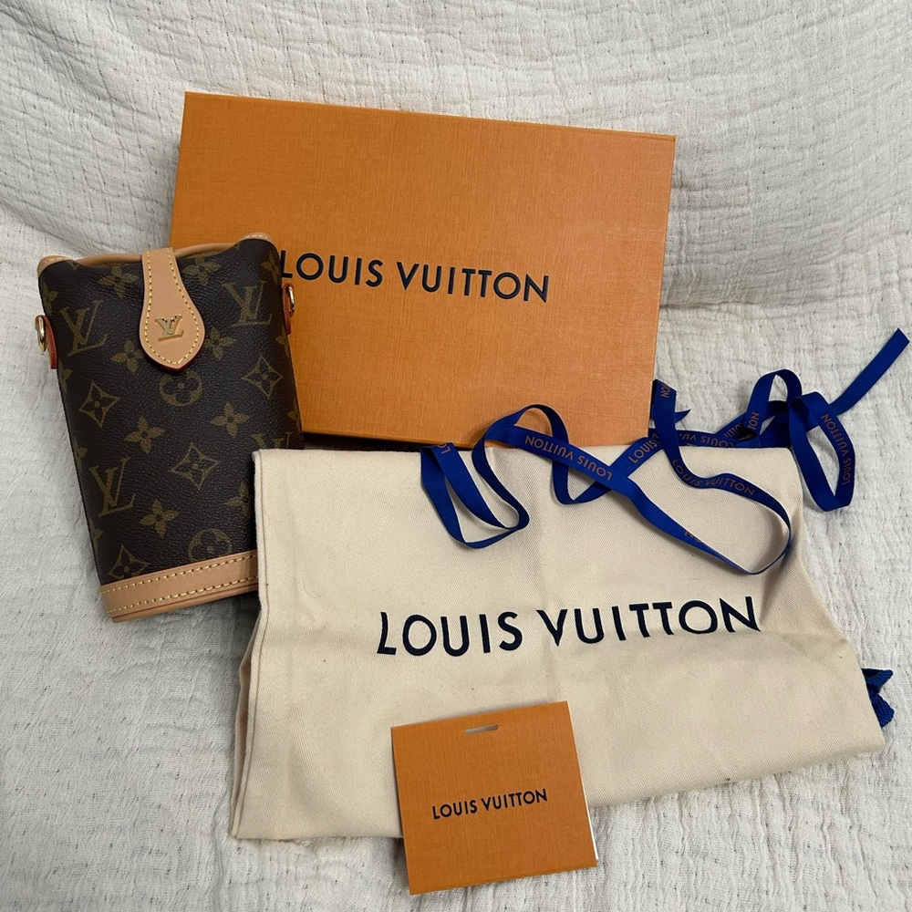 Louis Vuitton Fold Me Pouch